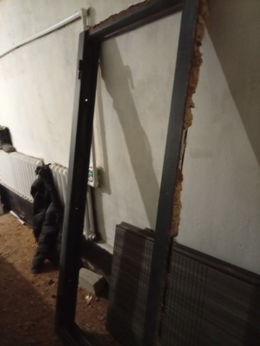 Продам Железную дверь б/у