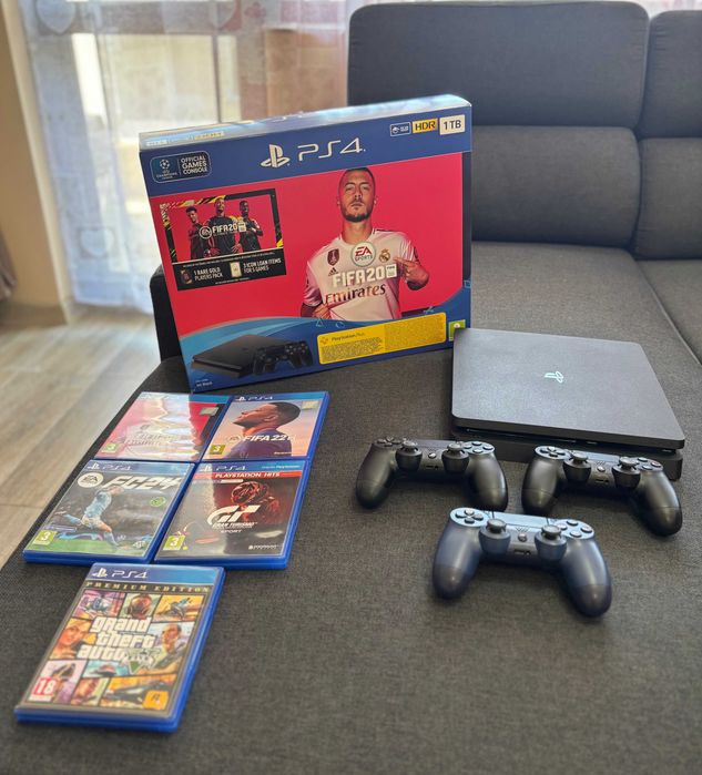PS4 Slim 1TB / 3 джойстика / 5 игри