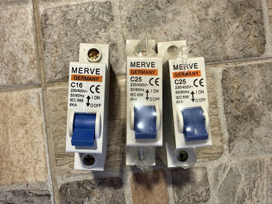 3 siguranțe automate MERVE – 2x C25 25A + 1x C16 16A – noi