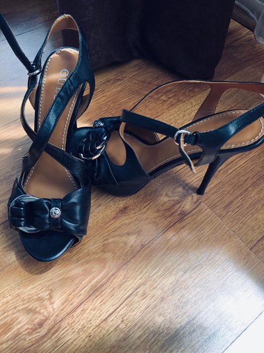 Sandale Guess 37 cu platformă comode .