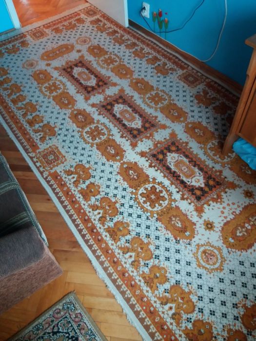 Vand carpete cu/ fara ciucuri, si dormitor