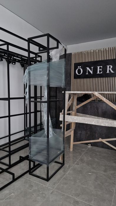 Стеллажи для одежды