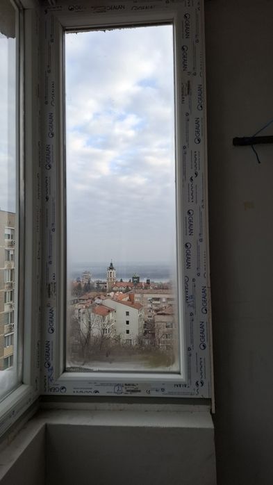 Нови стъклопакети и демонтирани водобрани