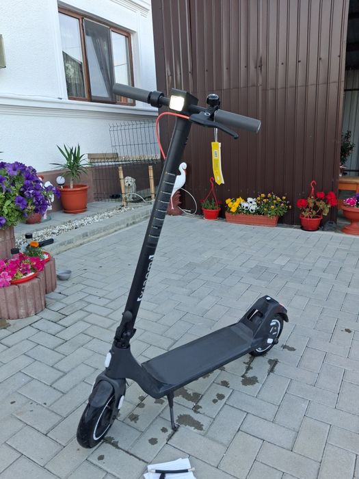 Vând trotineta Xiaomi Scooter 4 Lite (2and Gen)
