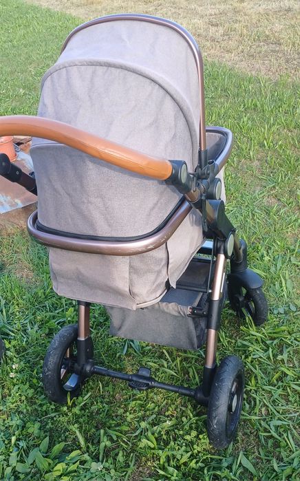 Carucior 3 în 1 .