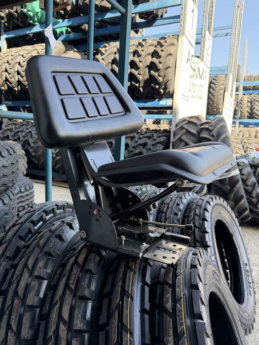 Scaun universal negru cu reglaj triplu si amortizor pentru tractor U-445