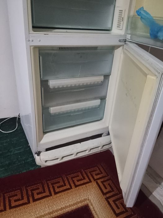 Muzlatgich xaladilnik sotiladi zuri arginali kattasi  buyi 2metr