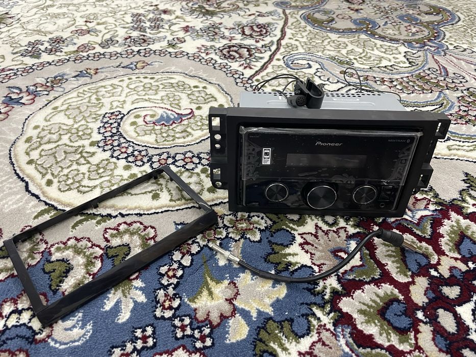 Pioneer MVH-S425BT идеальный