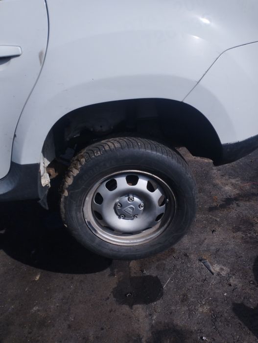 Punte spate Dacia Duster roti jante R16