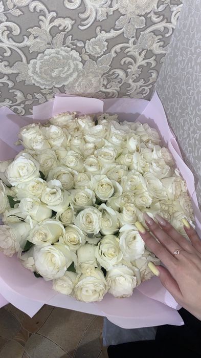 Роскошный и нежный букет из белых роз