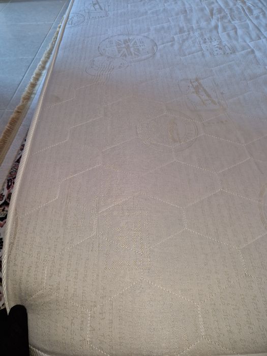 Кровать двуспальная с матрасом