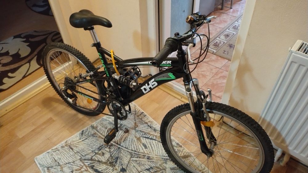 Vând bicicleta DHS folosita doar puțin arata foarte bine.Are in dotare și casca.