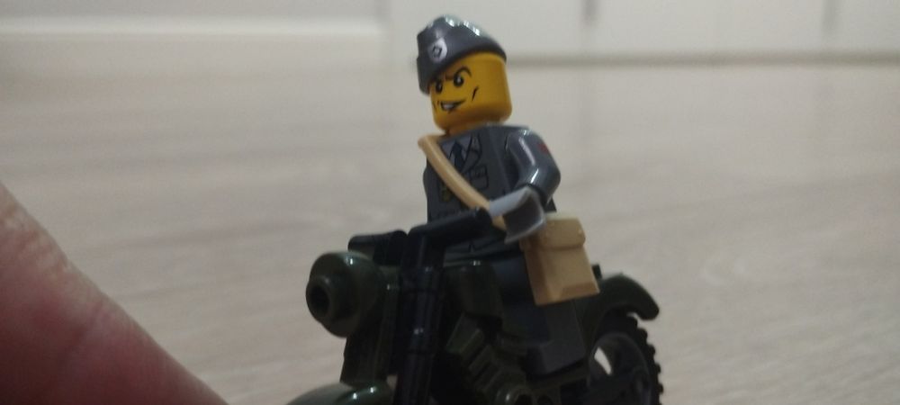 Игрушки LEGO и прочее.