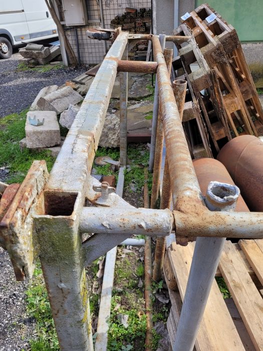 Продавам 4 основи на метално скеле Количка