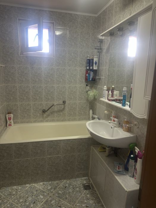 Propietar vind apartament in zona centrala compus din 3 camere cf 1