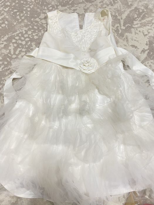 Нарядное платье на 6-8 лет