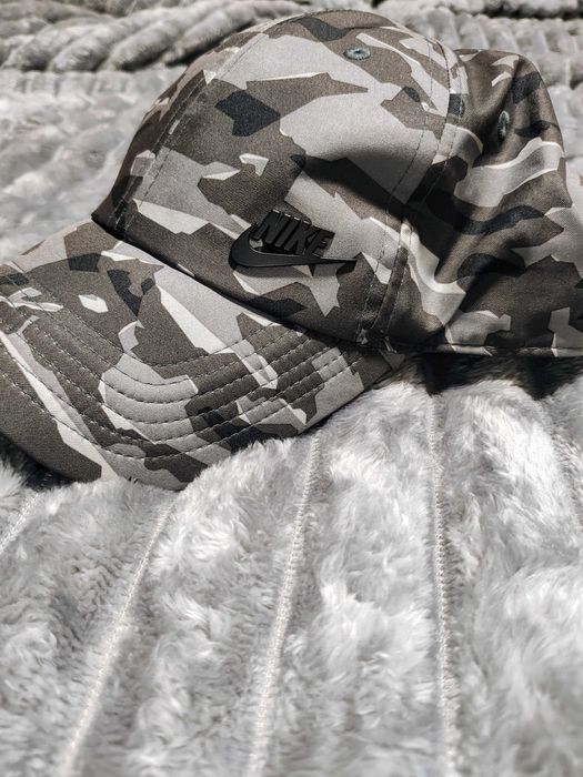 Почти нови шапки.Under Armour.Chelsea.Barcelona.Liverpool