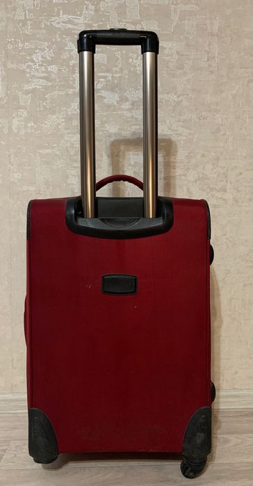 Чемодан бордовый