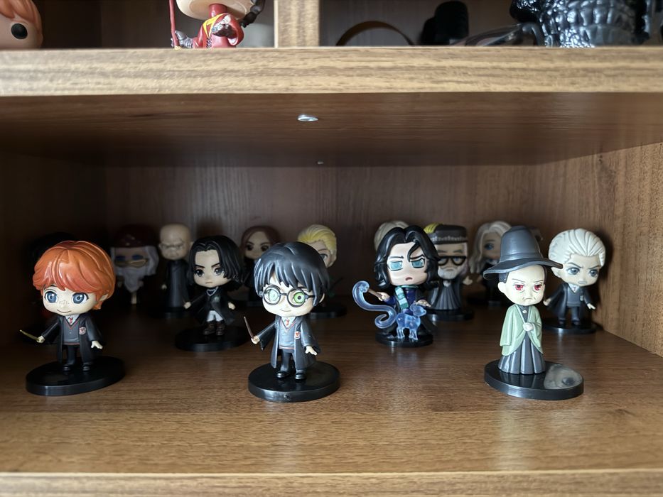 Продам книги и фигурки