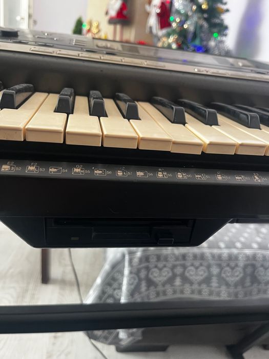 Продавам клавир YAMAHA PSR-640