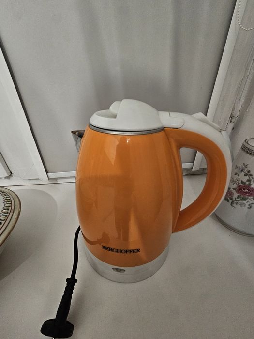 Продам  электрический чайник