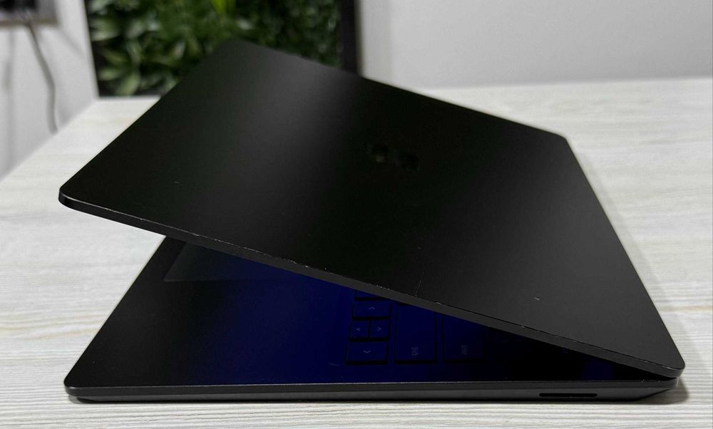Surface Laptop 4  13.5” 2K IPS Touchscreen  I7-1185G7 vPro 16GB /256GB