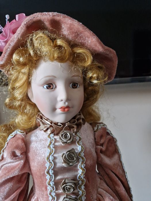 Păpușă de porțelan.