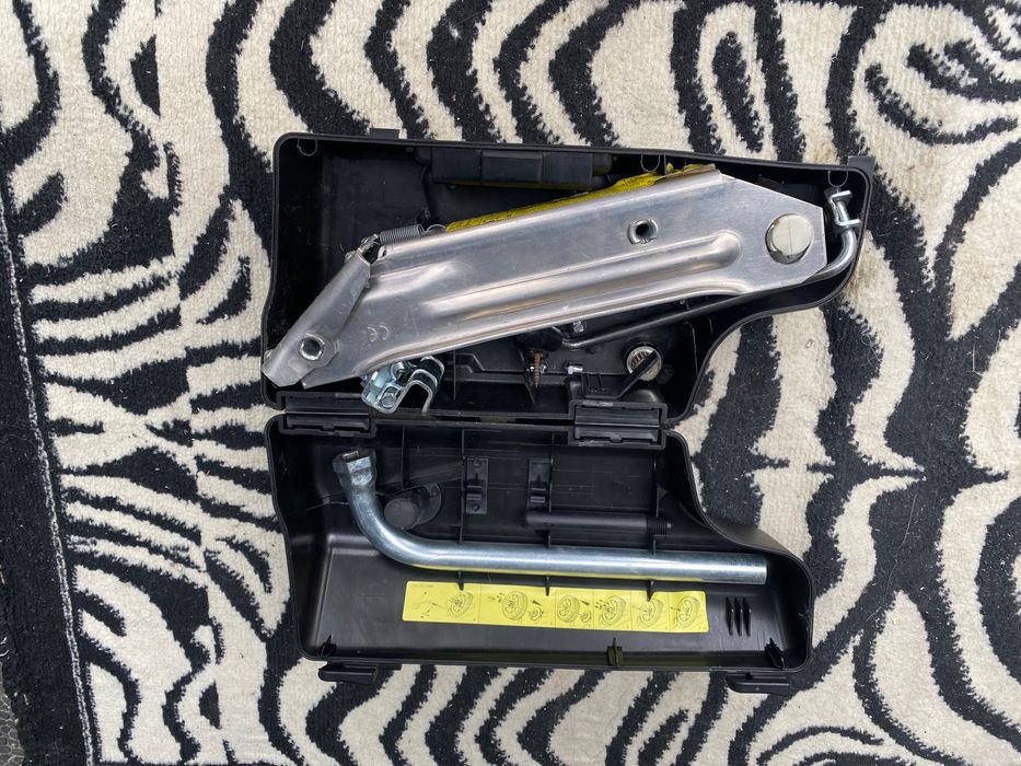 AUDI комплект за смяна на гума