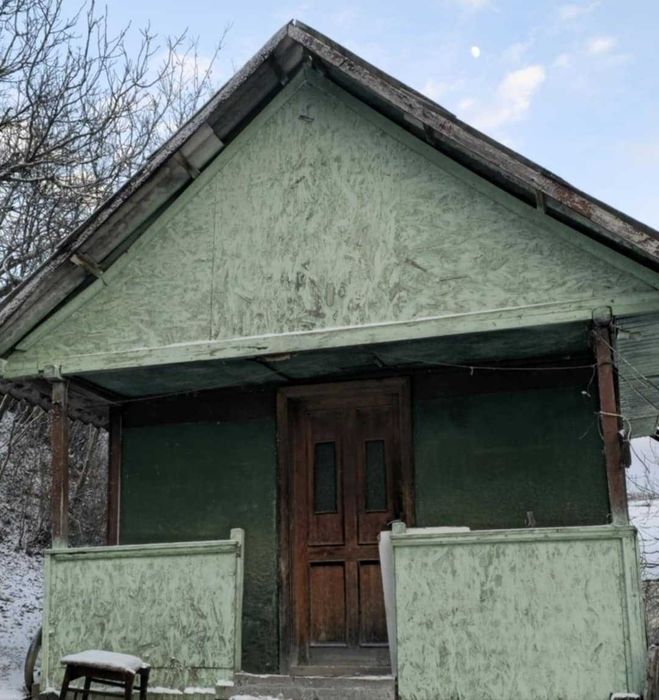 Casa la tara cu cabana in curte