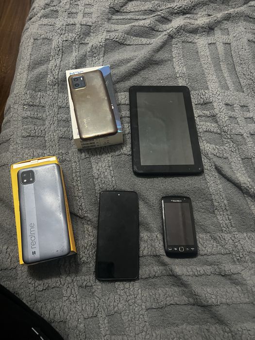 Продаются не рабочие телефоны плантшет только рабочий 2014 гда