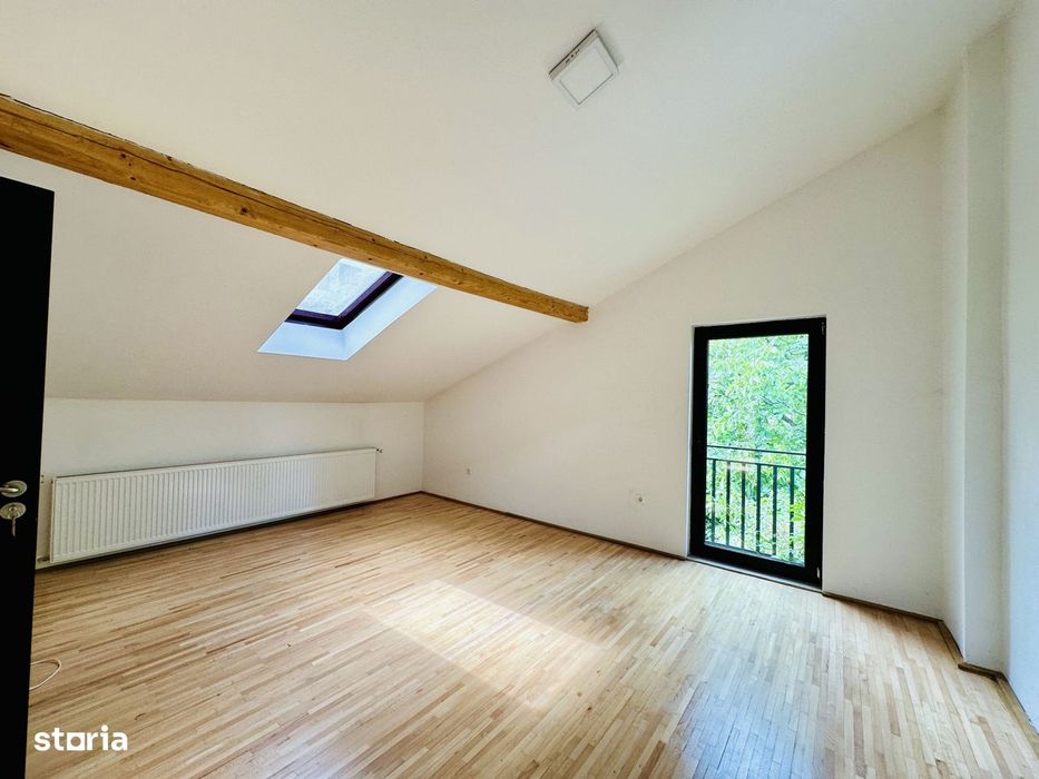 Casa cu curte comuna, parter si mansarda, 130 mp — zona centrala, Cl