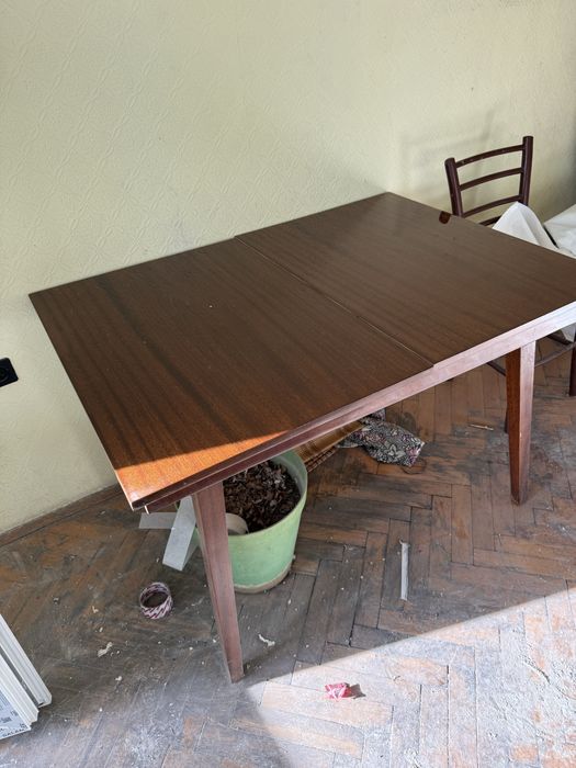 Страхотна стара и масивна маса