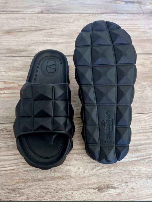 Papuci Valentino Garavani 
Material: gumari lejeri și moale
Măsuri: 
3