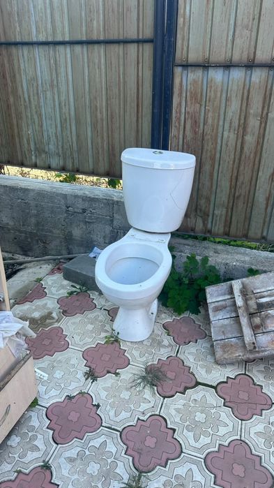 Унитаз треснутый