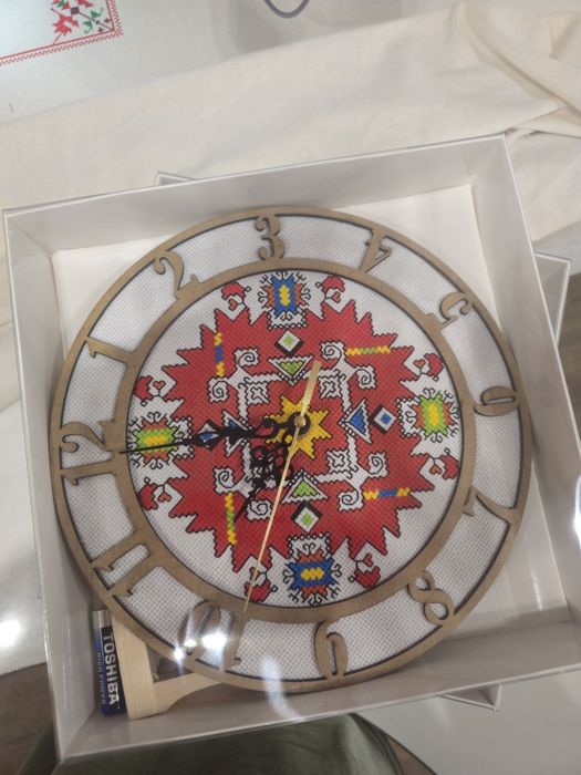 Бродирани часоници