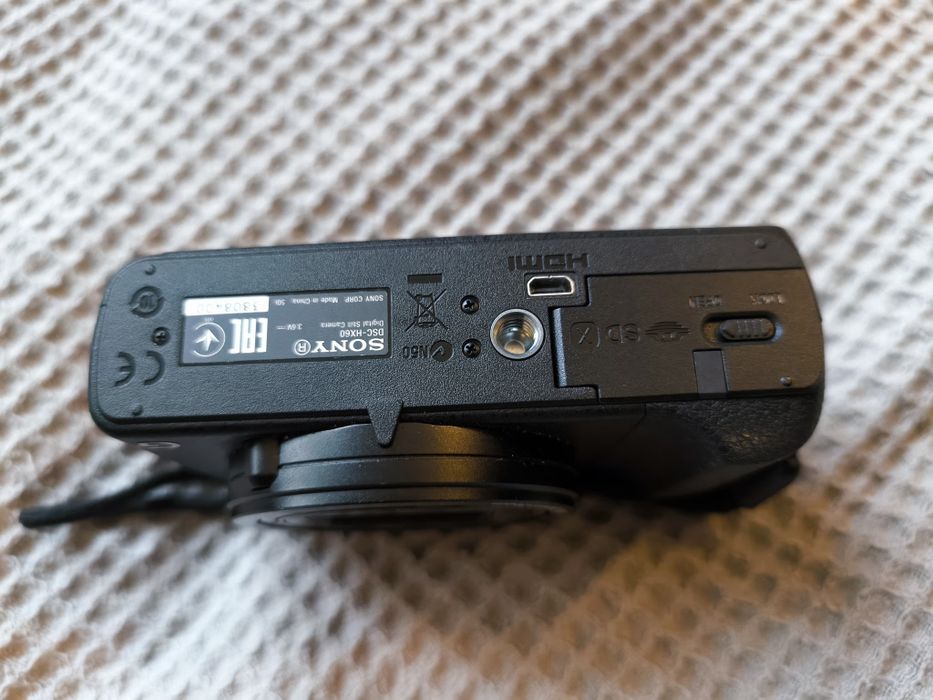 Sony Cyber-shot DSC-HX60 – 20.4 MP / 30x zoom / Wi-Fi / NFC