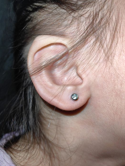 Окрашивание волос, Прокол ушей