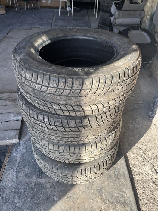 Продаю зимние шины 235/65/17