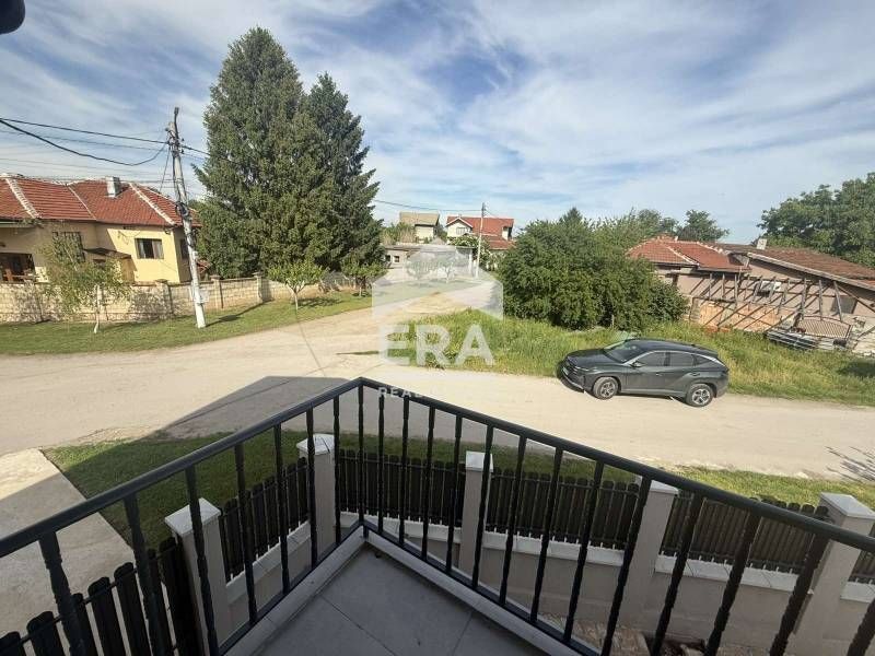 Двуетажна реновирана къща в гр.Мартен