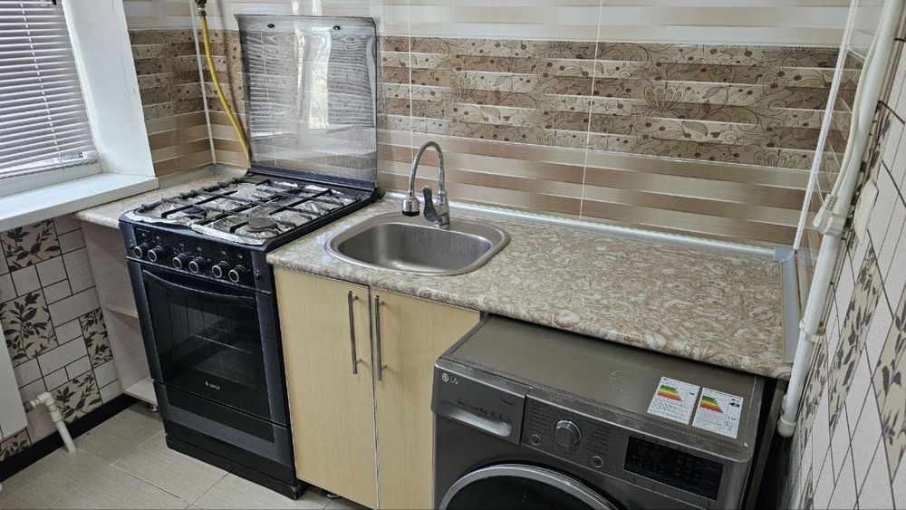 Navoiy shahar markazida 2 xonali tayyor jihozlari bilan uy sotiladi