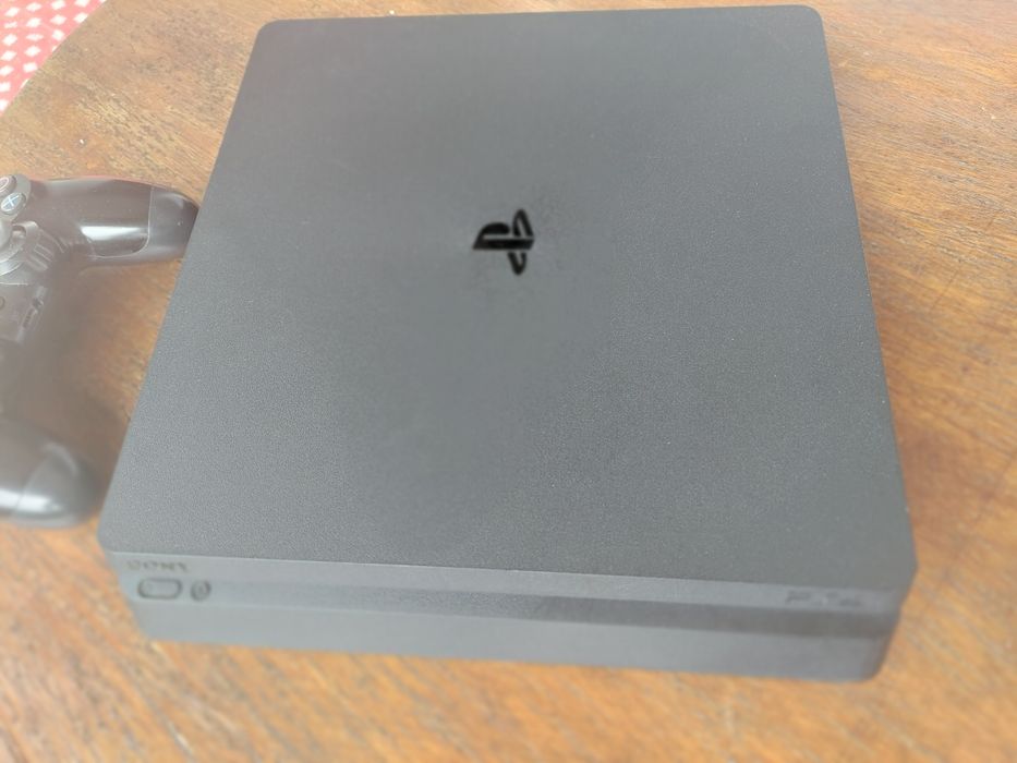 Playstation 4 Slim 1TB, с 1 джойстика и 4 игри