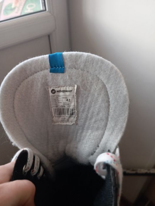 Коньки и клюшку продам