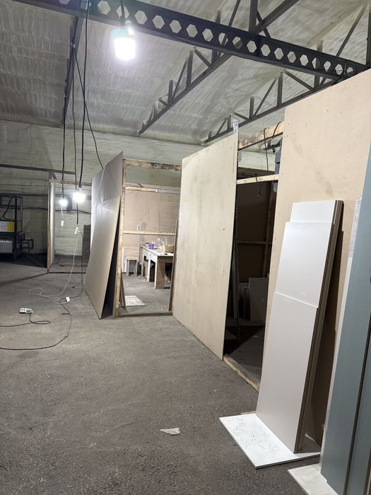 Сборочный цех мебели. Отдельные кабины.