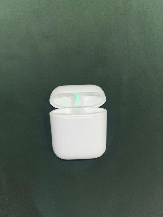 Продам оригинал кейс airpods 2