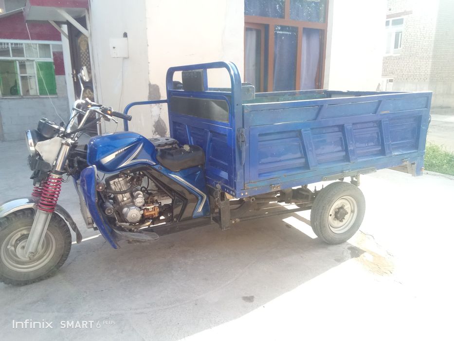 Mototsikl yurib turibdi 1.500 kg yuk oladi