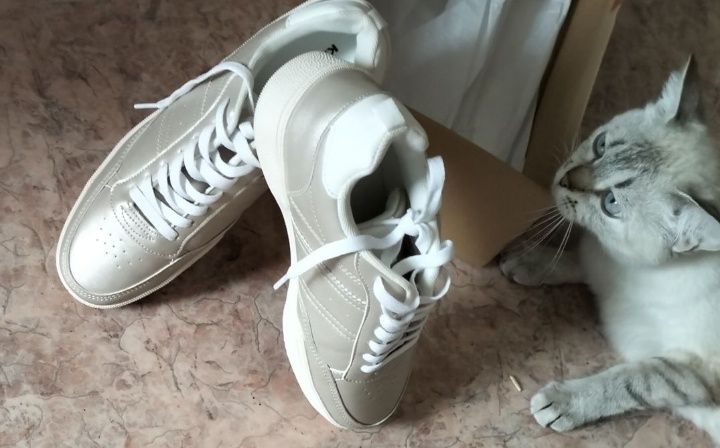 Кроссовки с Европы 40 размер