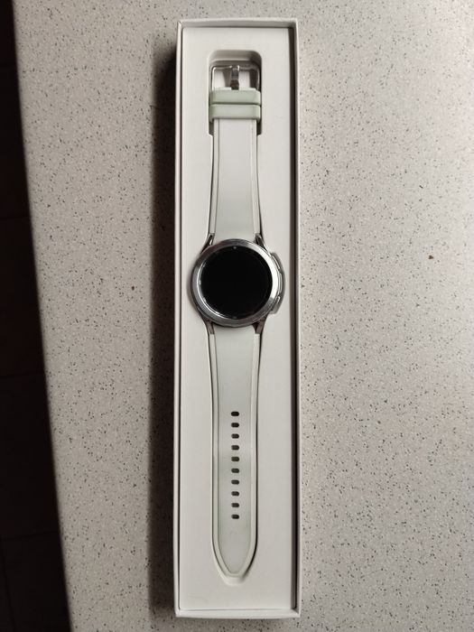 Samsung watch 4 не нов.