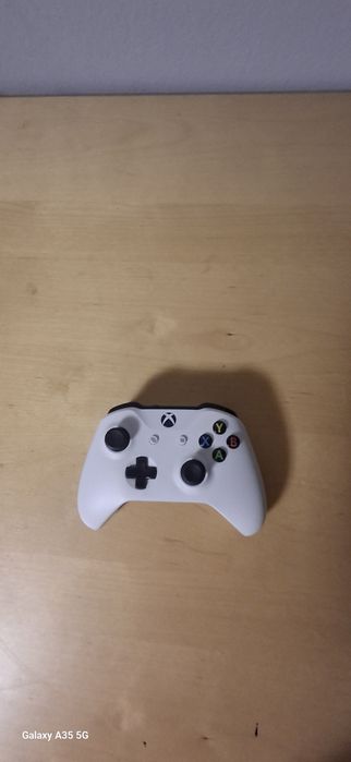 Vând xbox one s 1TB perfect nu pun la curier...