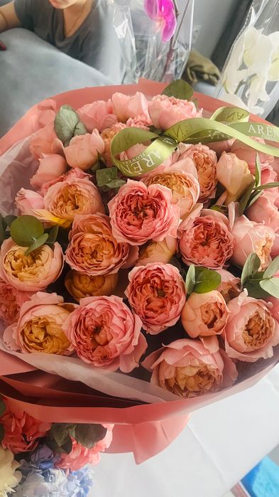 Букеты цветы спрей розы пионы