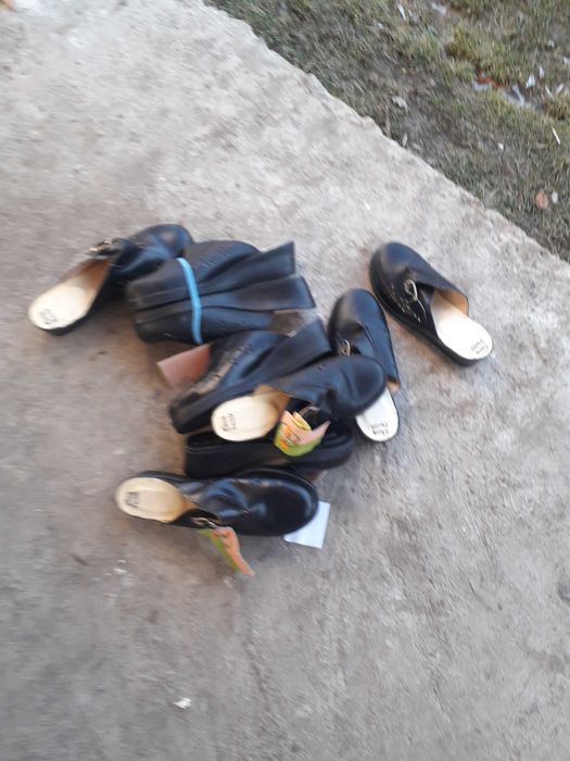 Vand papuci,dama si barbati